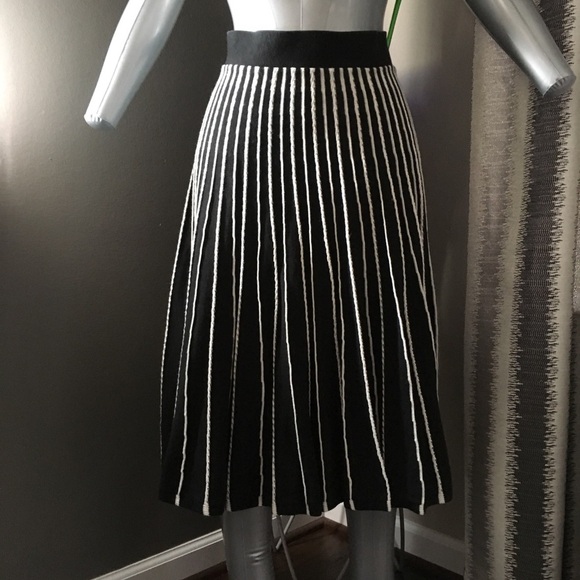NECESSARY OBJECTS Fun and Flirty Skirt - Size S - Picture 2 of 7